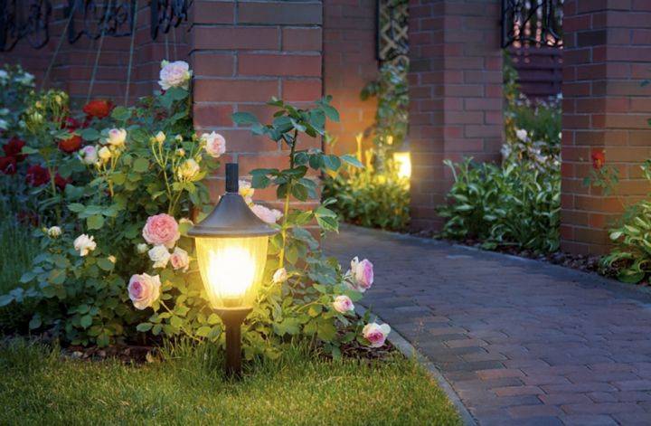 Уличные светильники для загородного дома: способы подсветки и освещения