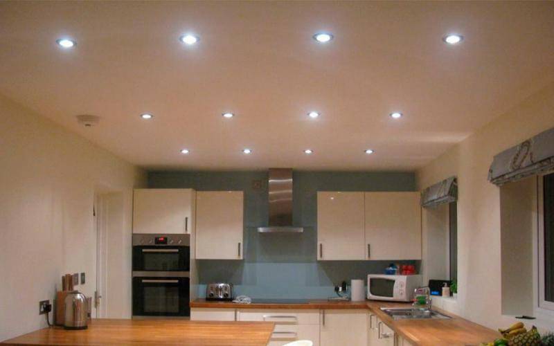 Как сделать освещение кухни точечными светильниками в натяжном потолке