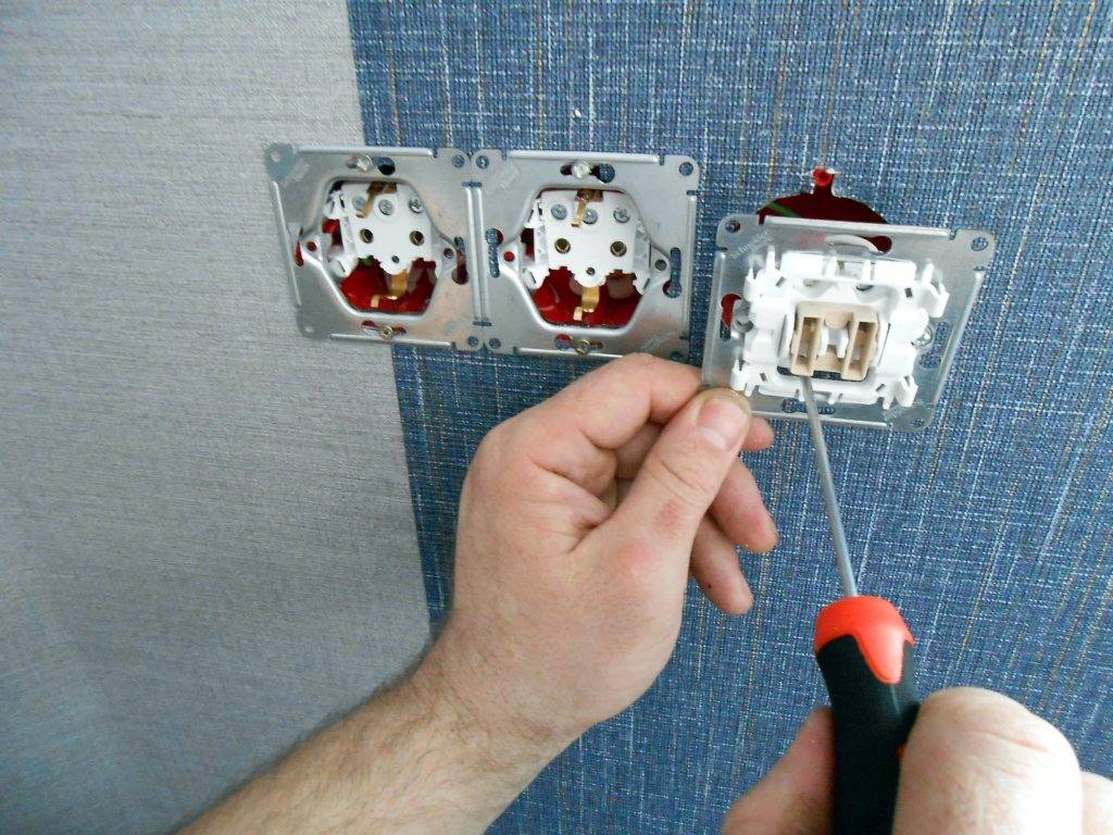 Как поменять выключатель света с одной клавишей. как заменить выключатель в квартире: пошаговая инструкция