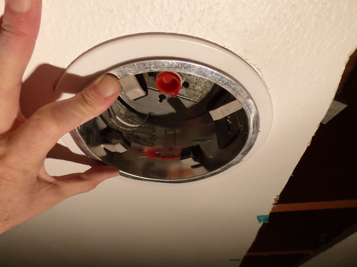Как выкрутить лампочку из подвесного потолка, как правильно поменять в споте, как заменить светодиодную и галогеновую лампу