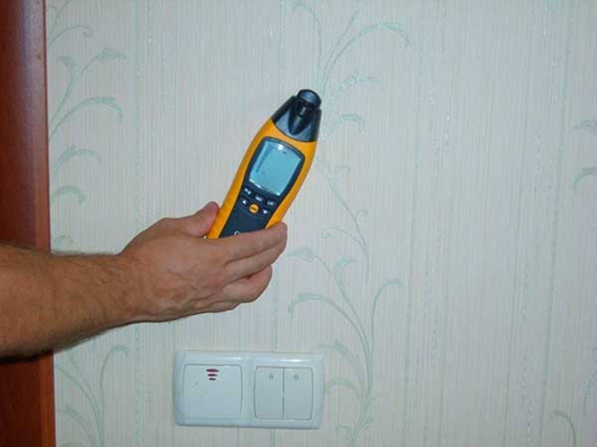 Профессиональные устройства и дедовские способы для поиска скрытой проводки в стене