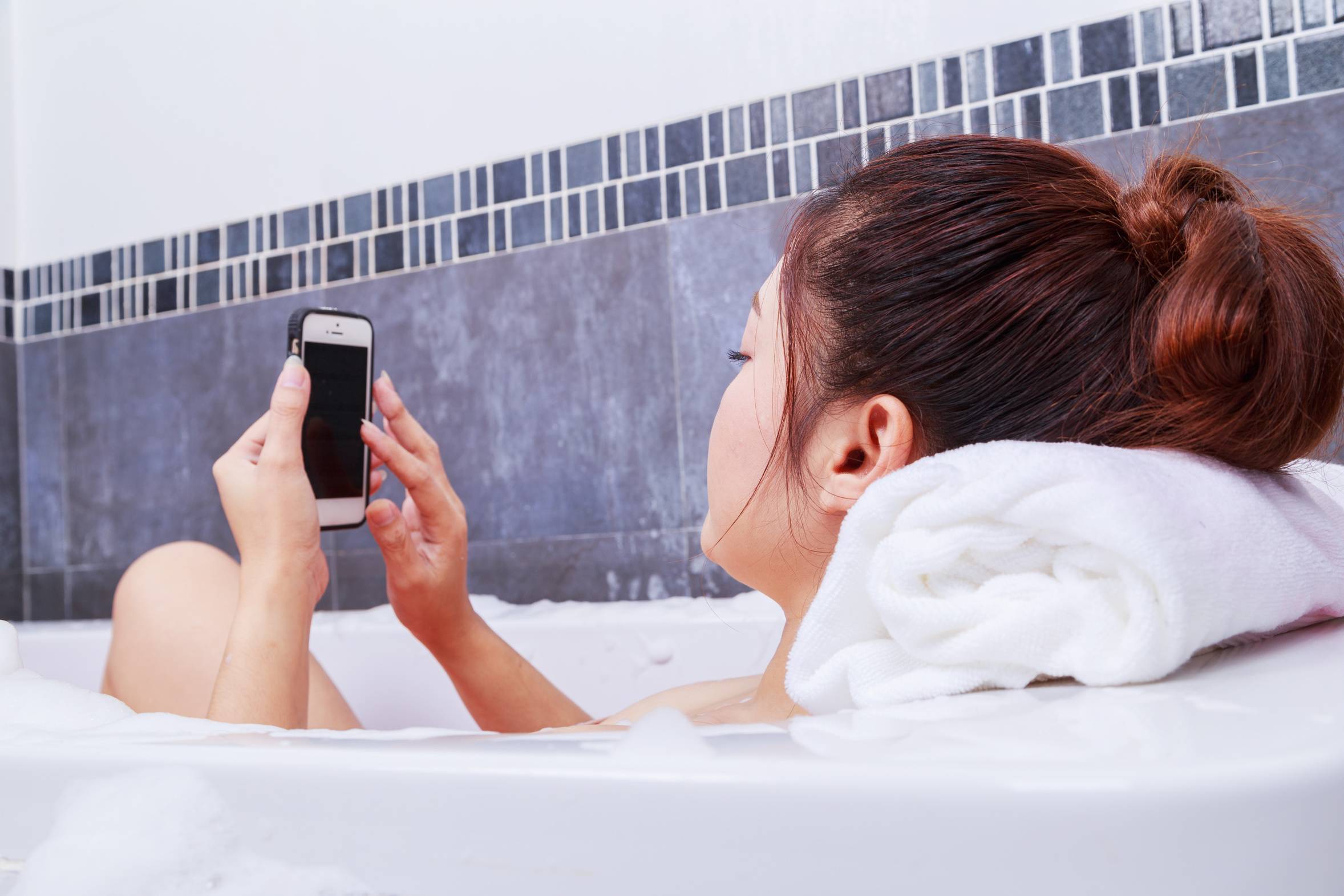 Что будет если уронить телефон на зарядке в ванну? - блог про компьютеры и их настройку