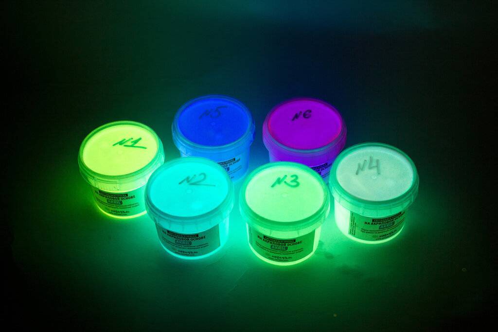 Флуоресцентная краска (44 фото): что это такое, светится в темноте или нет и другие свойства материала, аэрозольное изделие в баллончиках