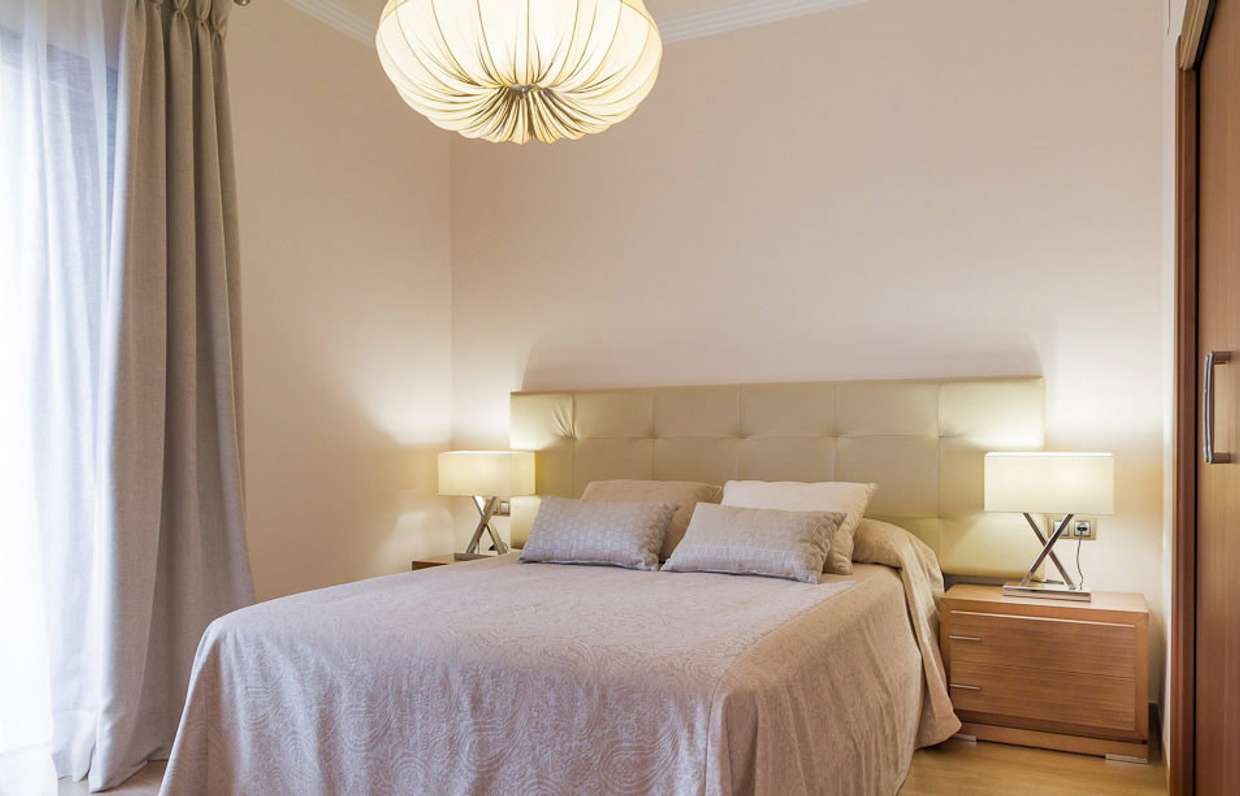 Настольные лампы для спальни: 15 стильных светильников для спальни