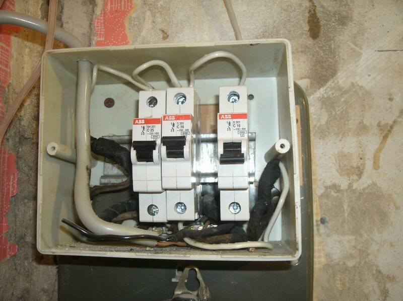 3 правила как заменить автомат под напряжением и без - ошибки при установке и подключении выключателя в этажном щитке