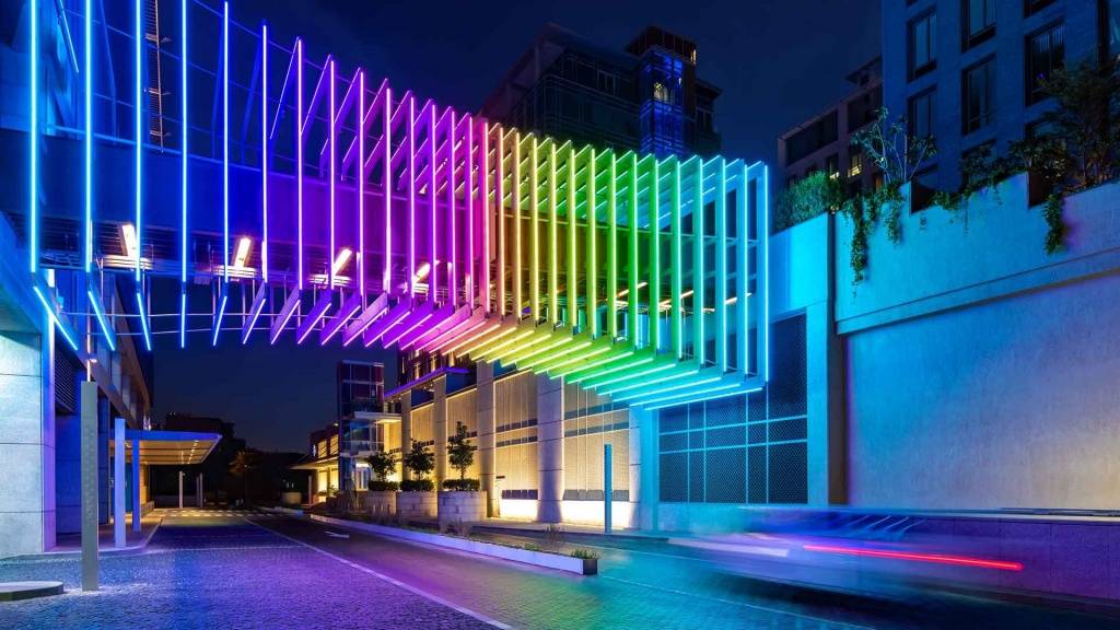 Подсветка фасадов: стильное многоцветное архитектурное украшение (80 фото-идей)