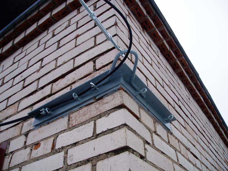 Прокладка кабеля по кровле здания: запрещена пуэ или нет