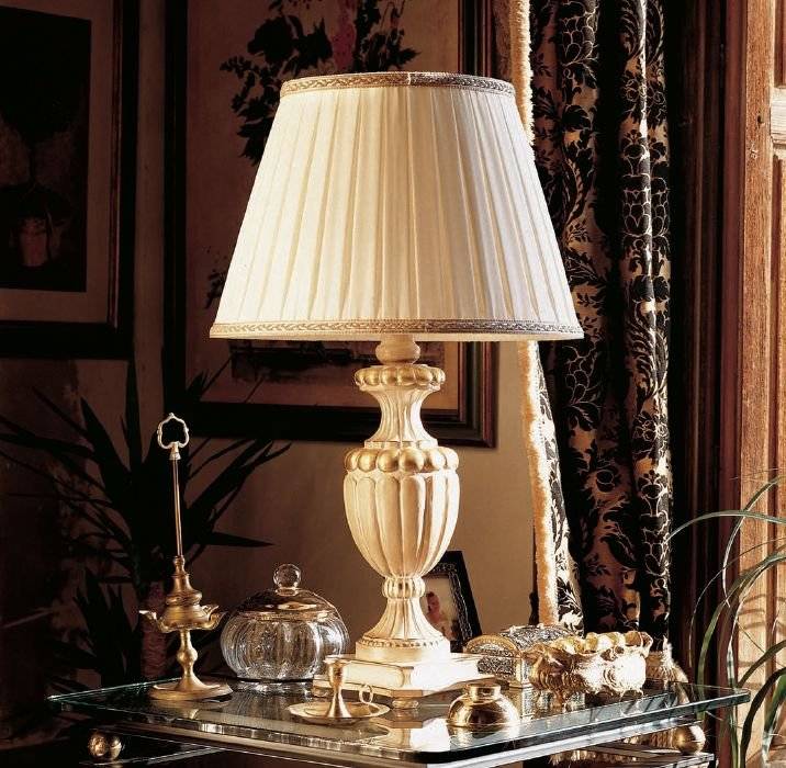 Интерьерные настольные лампы. Настольная лампа Chiaro Версаче 639030401. Торшер в классическом стиле. Настольная лампа в классическом стиле. Шикарные настольные лампы.