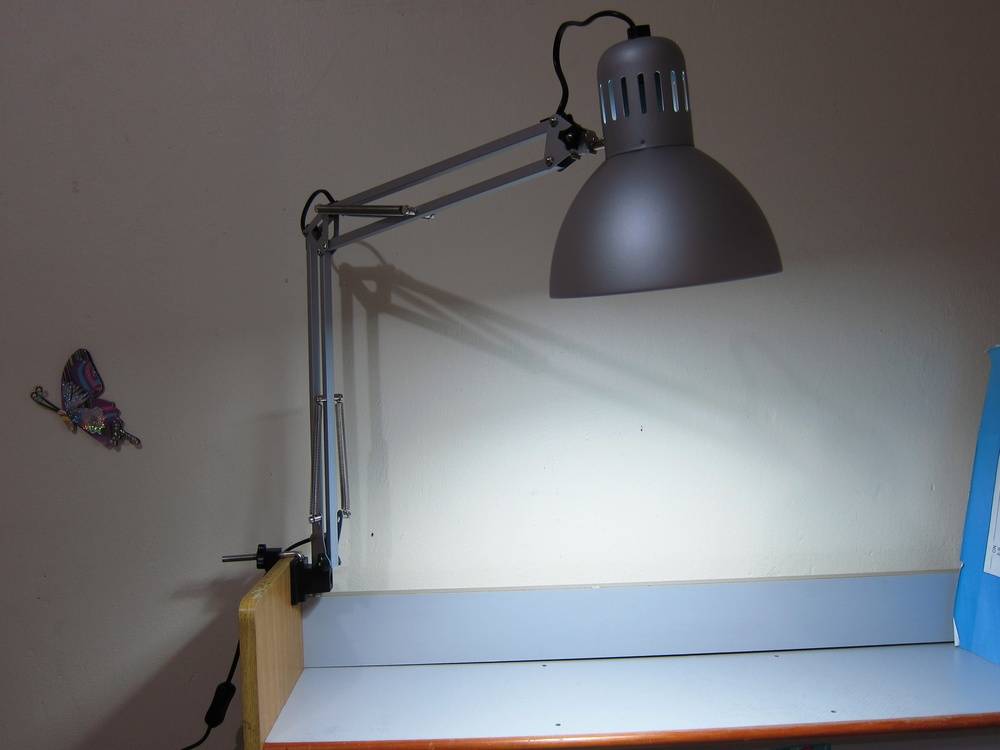 Как прикрепить настольную лампу к столу: способы установить, варианты крепления, инструкция, как просто прикрутить светильник > свет и светильники