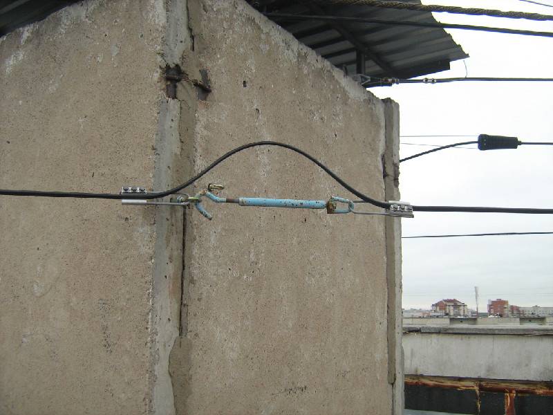 Прокладка кабеля по кровле здания