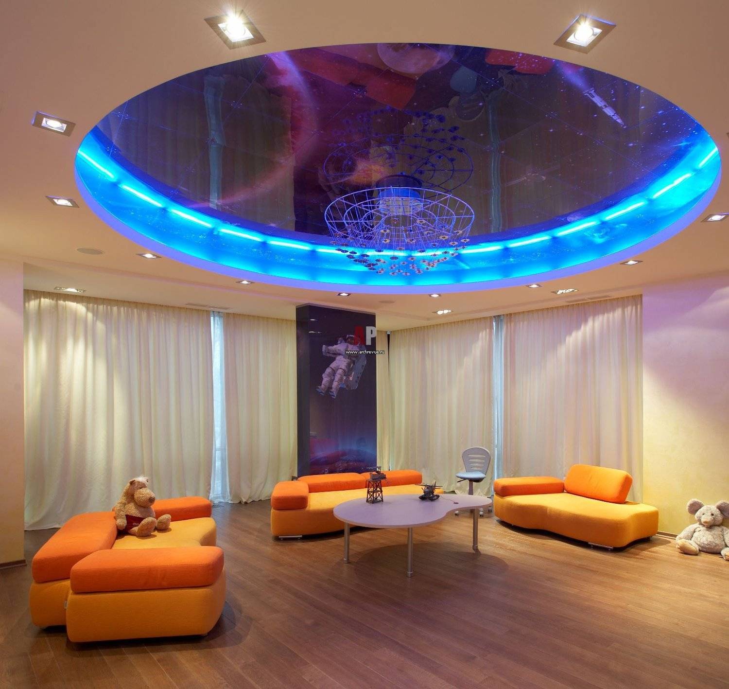 Освещение в гостиной с натяжным потолком или в зале: как расположить точечные светильники с люстрой, дизайн в современном стиле