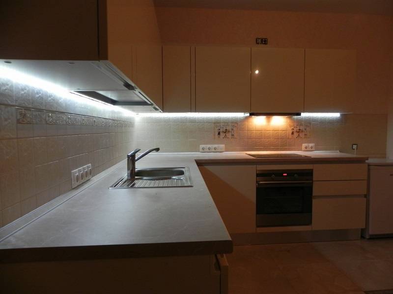 Свет на кухне: светильники над рабочей поверхностью, подсветка столешницы, освещение зоны стола, лампа над плитой