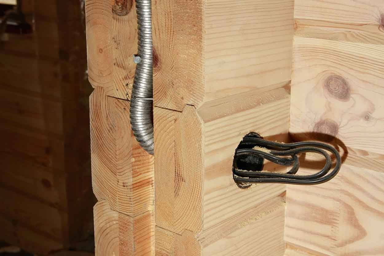 Можно ли сделать скрытую проводку в деревянном доме?