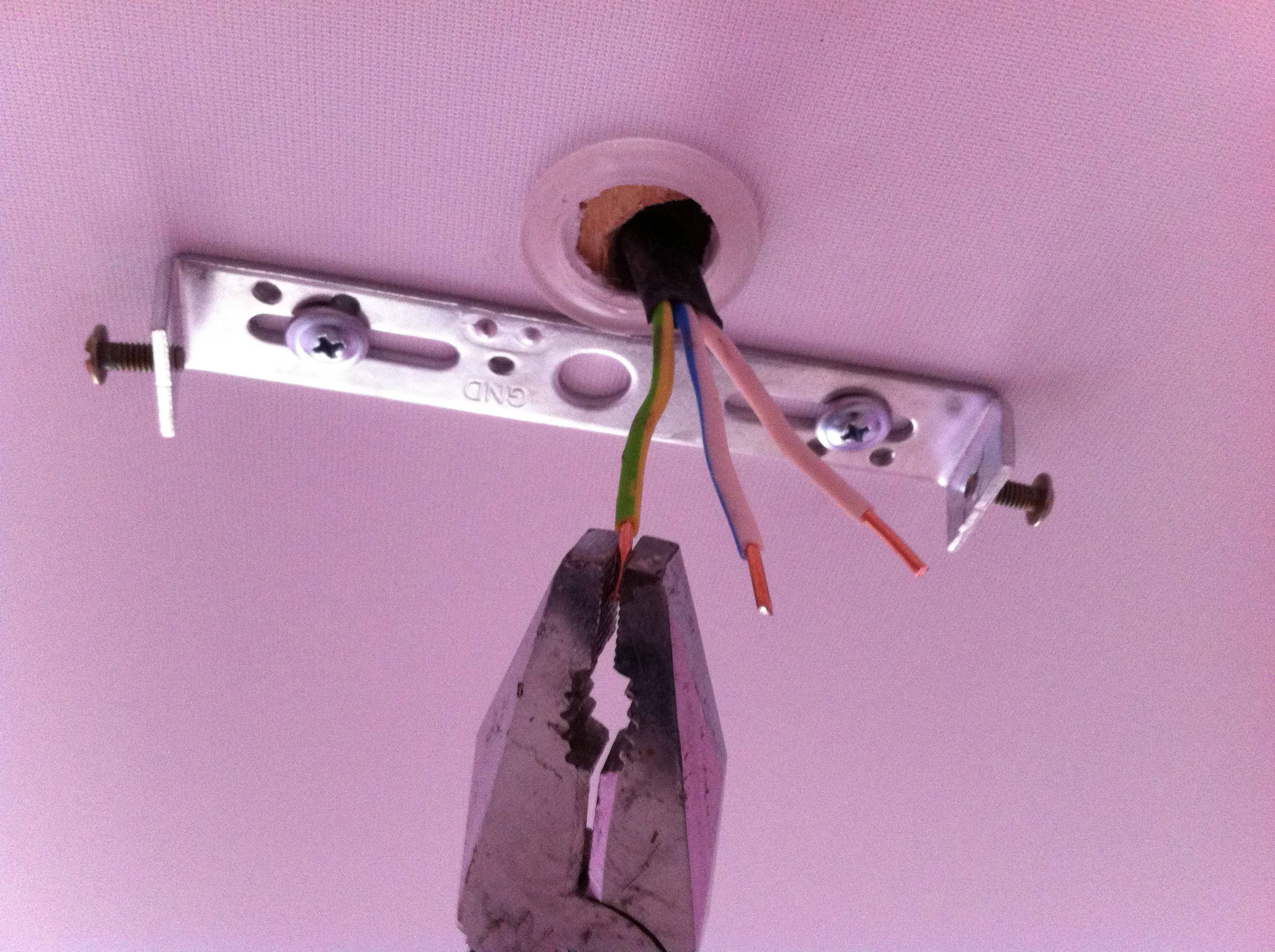 Как повесить люстру на натяжной потолок (варианты крепежа и технология установки)