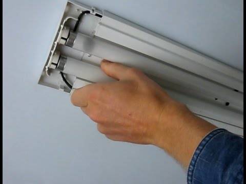 Как поменять люминесцентную лампу в потолочном и других светильниках: особенности замены ламп дневного света в подвесном потолке в офисе, как вытащить и вставить в патрон длинную лампочку