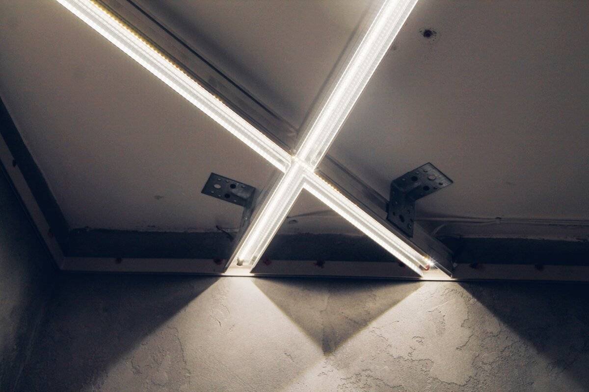 Световые линии на натяжном потолке как замена основному освещению: как их делают