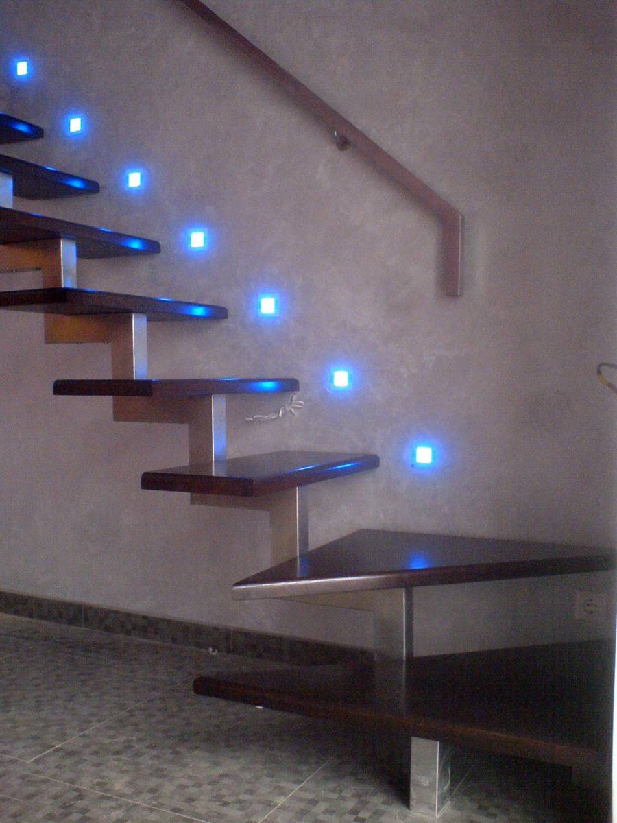 Естественное и искусственное освещение лестниц