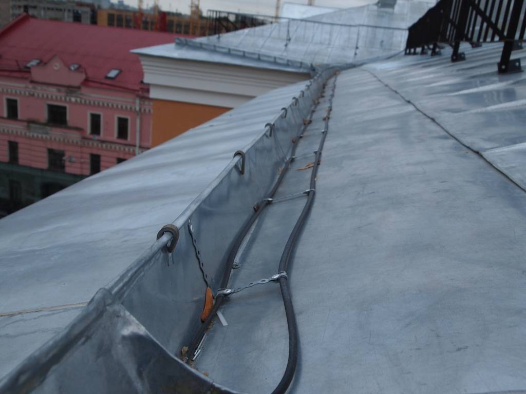 Прокладка кабеля по кровле здания: запрещена пуэ или нет