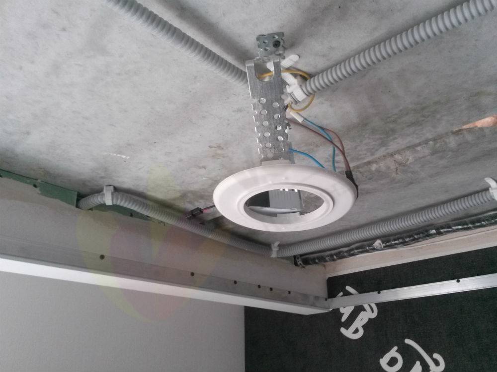 Установка светильников в натяжной потолок (самостоятельно)