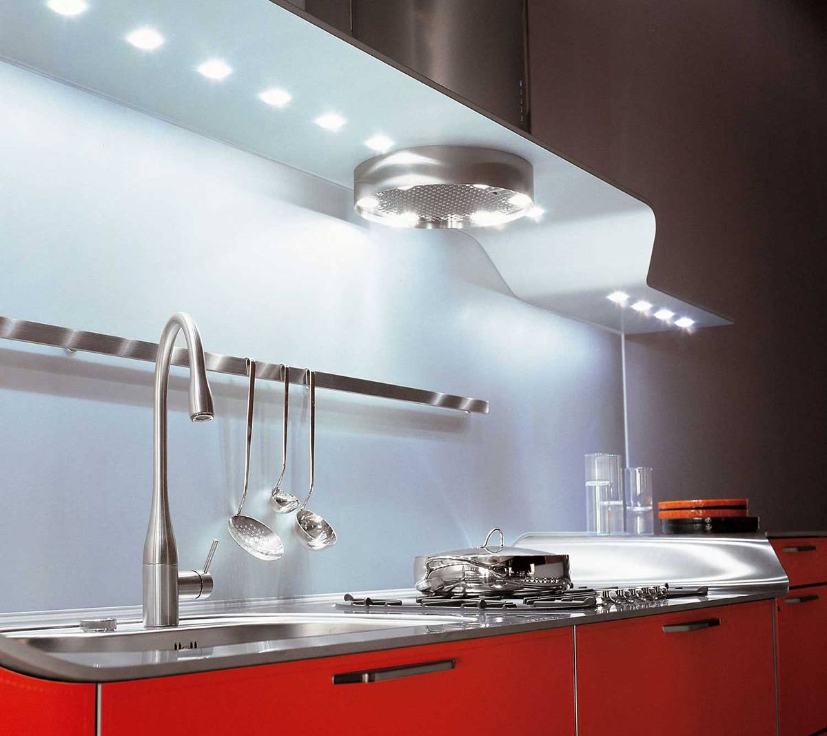 Светодиодная подсветка для рабочей зоны кухни: преимущества ленты и ее расположение